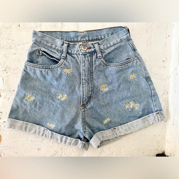 Vintage Rio High-Waisted Daisy Embroidered Denim Shorts Size 7 Y2K Preppy - Picture 1 of 5